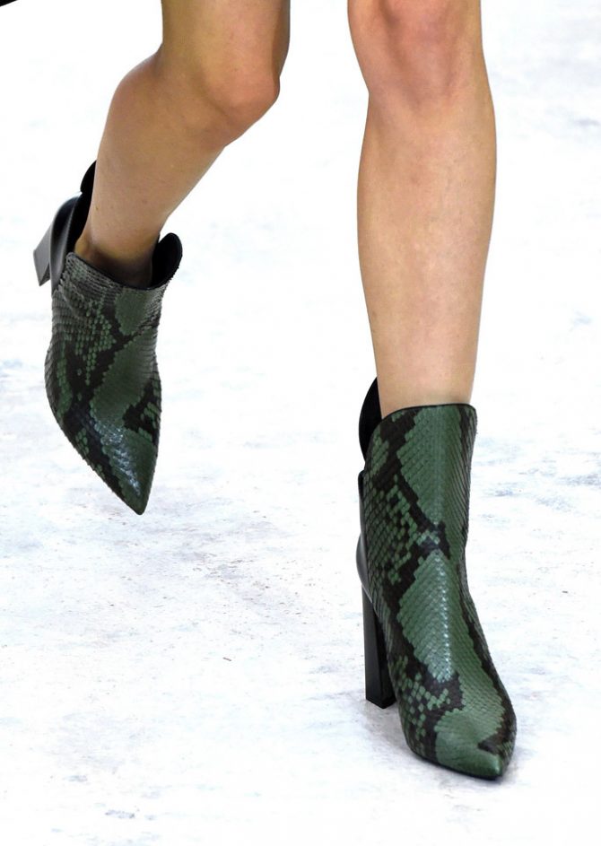 Яркие сапоги сезона весна-осень 2022