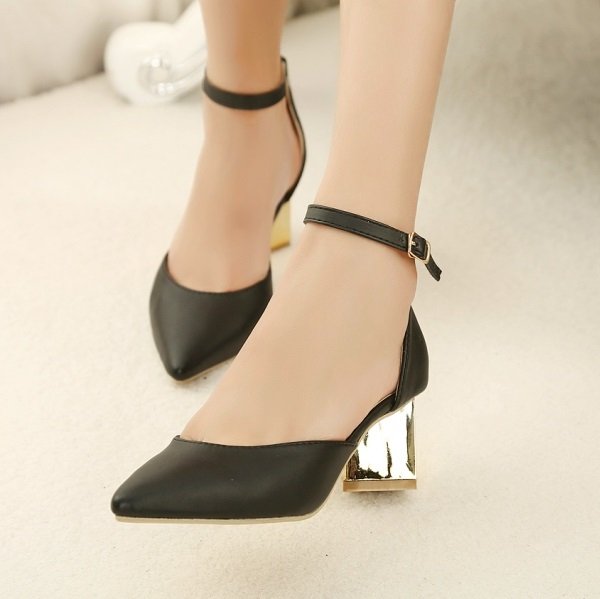 на фото черные туфли с ремешками