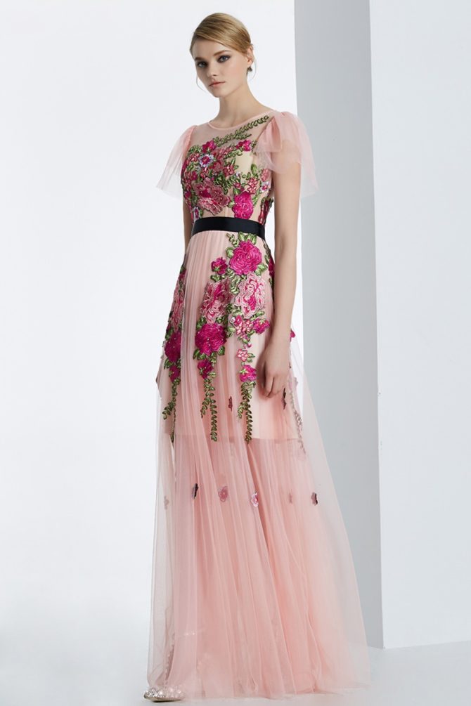 Актуальные стили платьев 2022-2021: от вечерних до повседневных