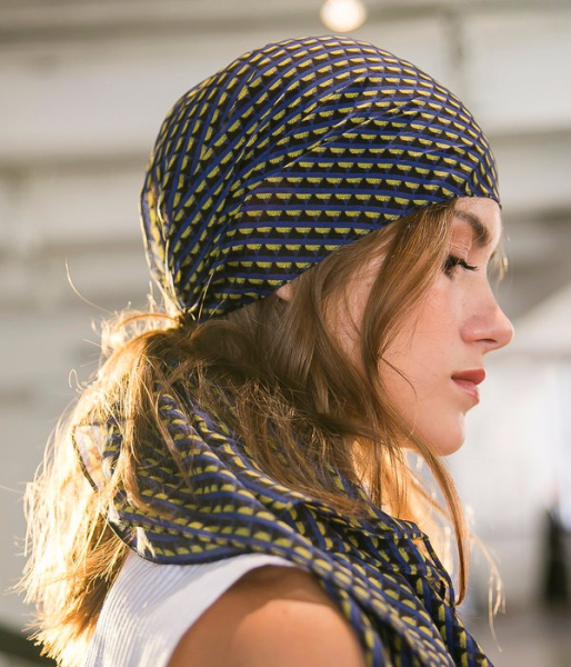 Модель в платке