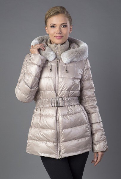 Модель в пуховике