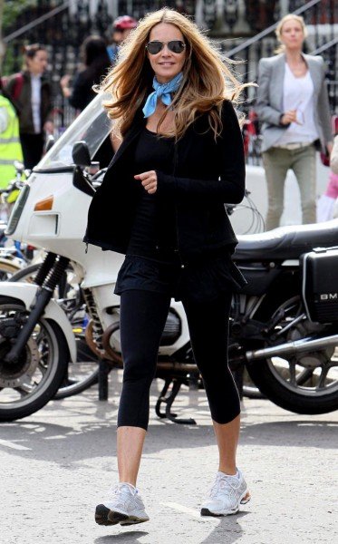 49летняя Эль Макферсон в спортивной одежде