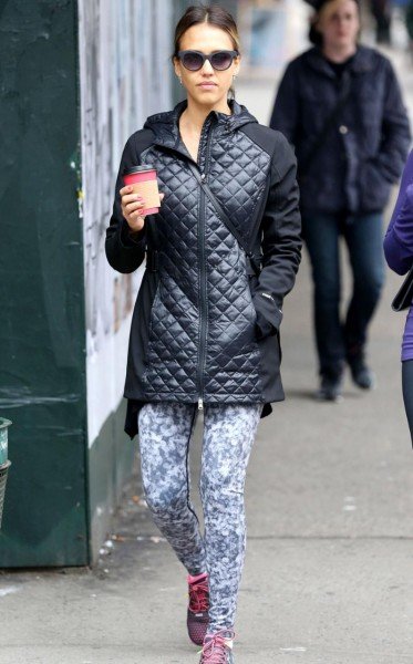 Джессика Альба в спортивном луке