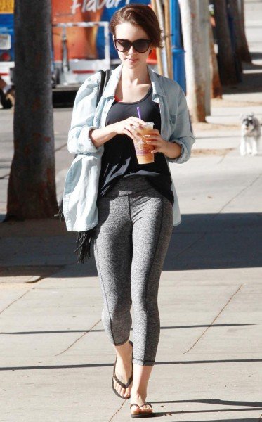 Лили Коллинз в спортивной одежде