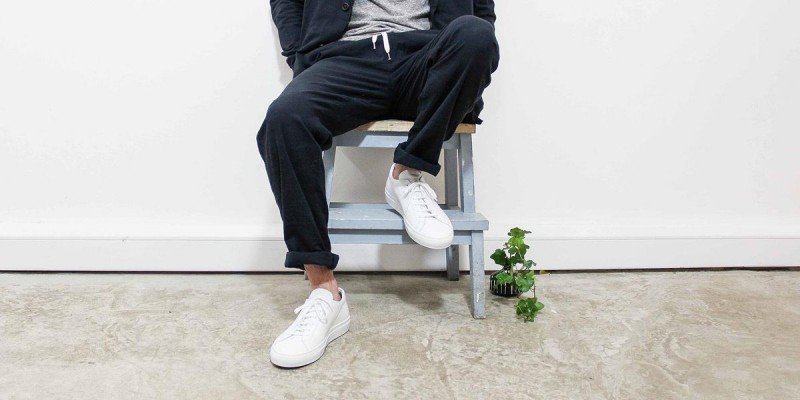 Полностью белые кроссовки