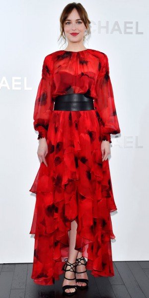 Дакота Джонсон в красном платье с воланами