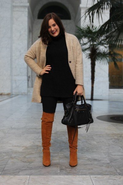 Девушка в высоких сапогах