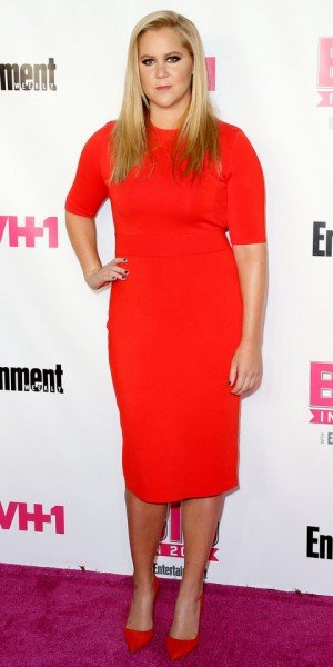 Эми Шумер в красном платье и такого же цвета обуви