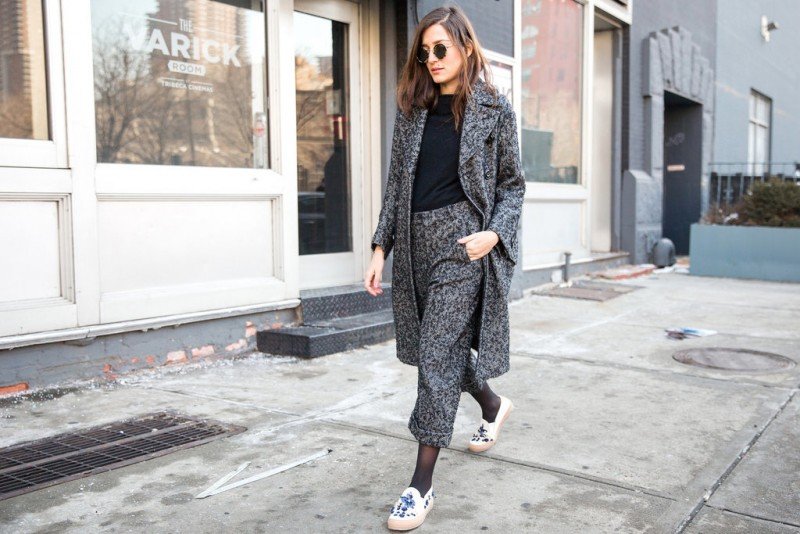 Девушка в брючном костюме