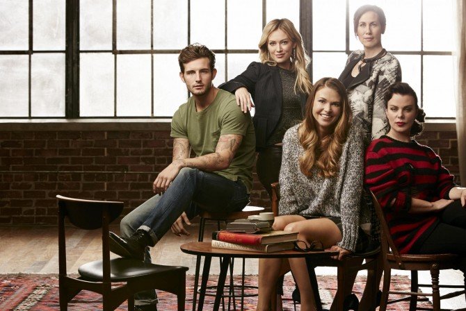 Герои сериала «Юная» в одном кадре