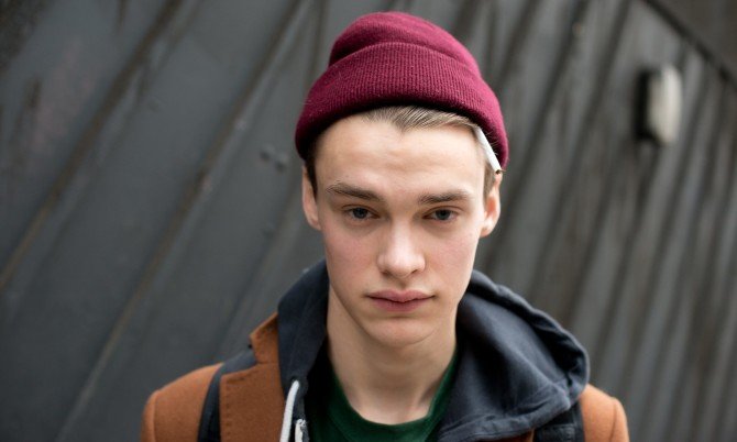 Парень в шапке-бини