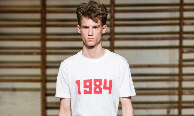 Модель в белом топе из коллекции Гоши Рубчинского