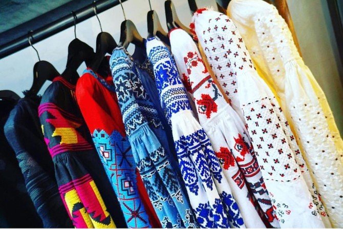 Платья с вышивкой на вешалках