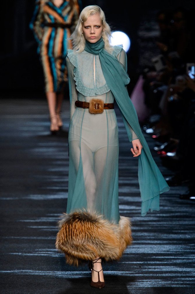 Модель на показе коллекции Blumarine