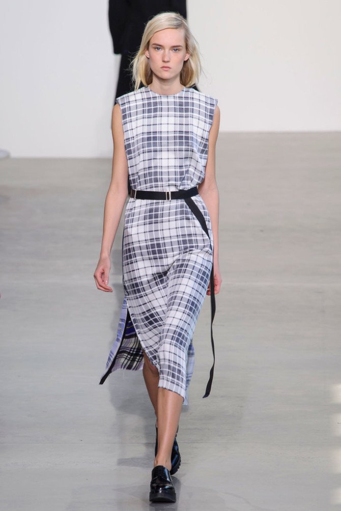 Модель на показе Calvin Klein