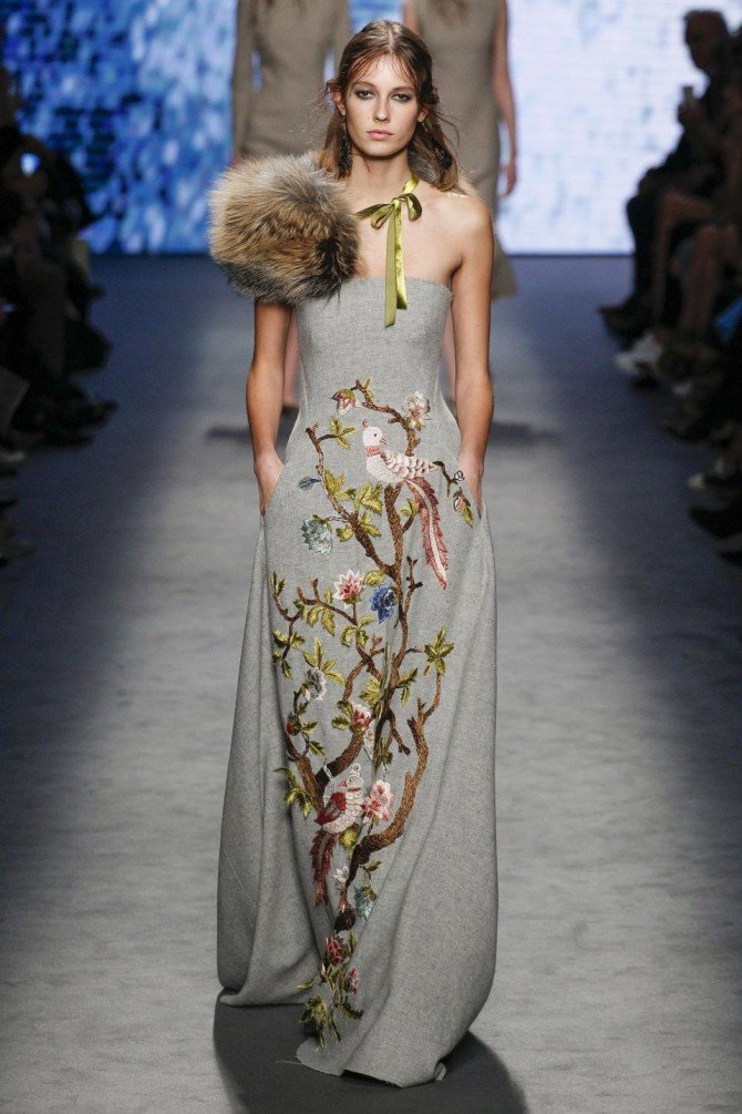 Девушка в платье от Alberta Ferretti