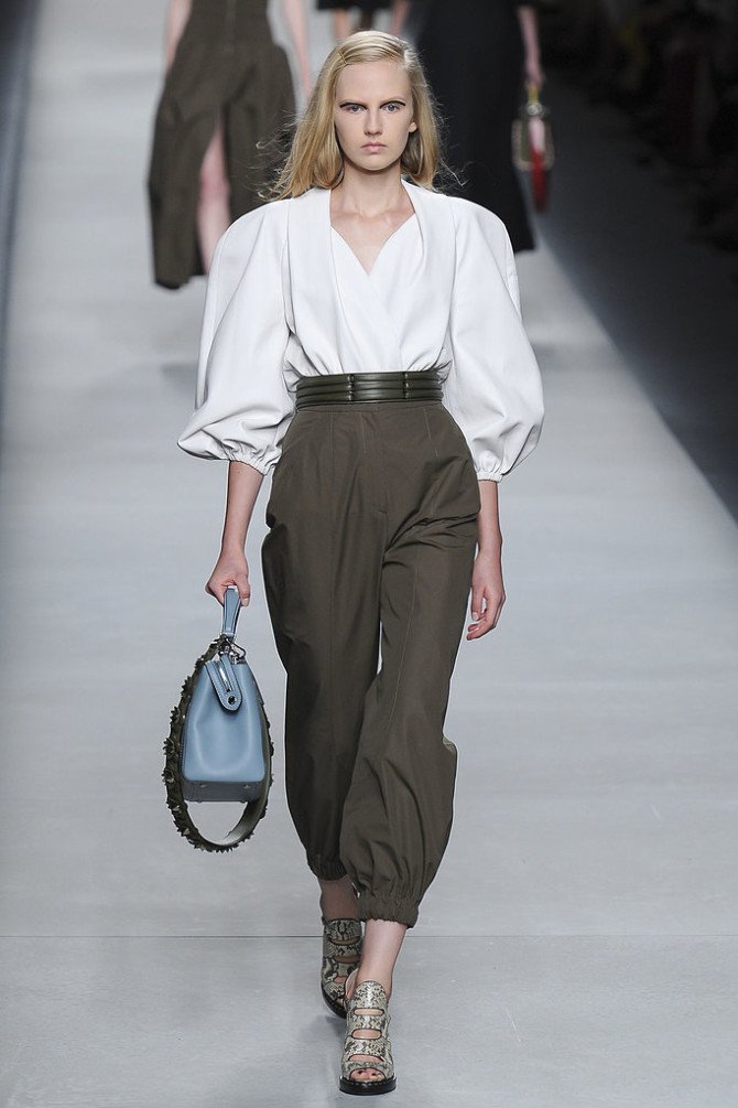 Девушка в рубашке и брюках от Fendi
