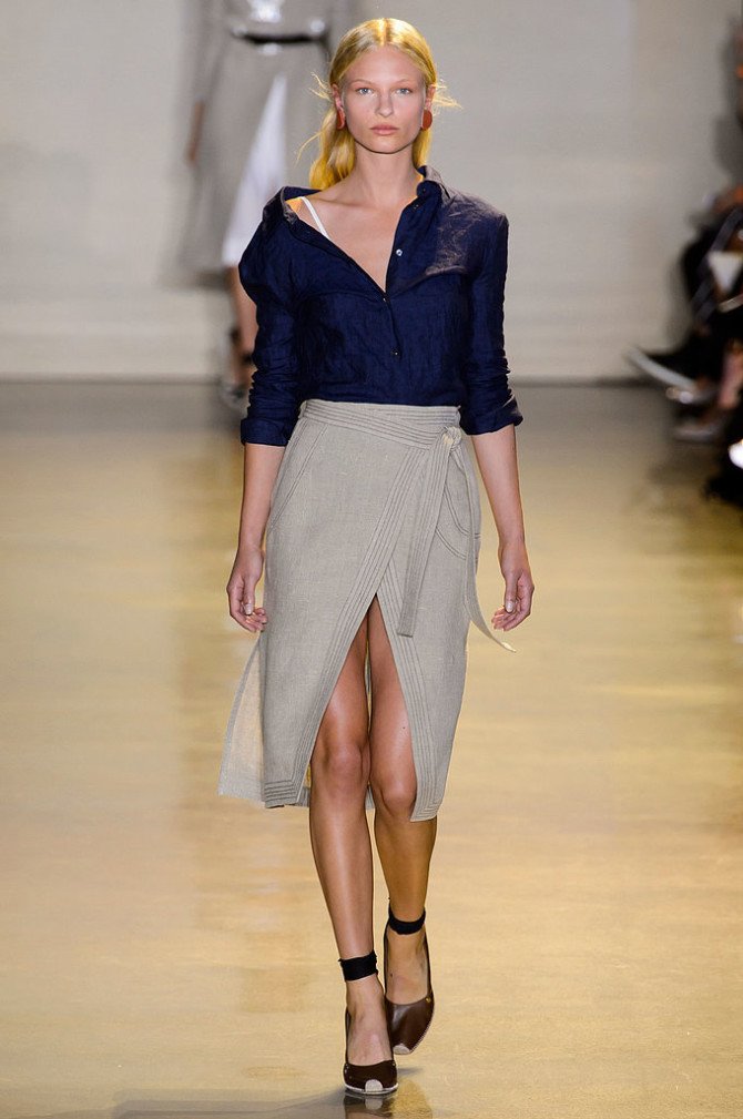 Девушка в юбке с запахом от Altuzarra