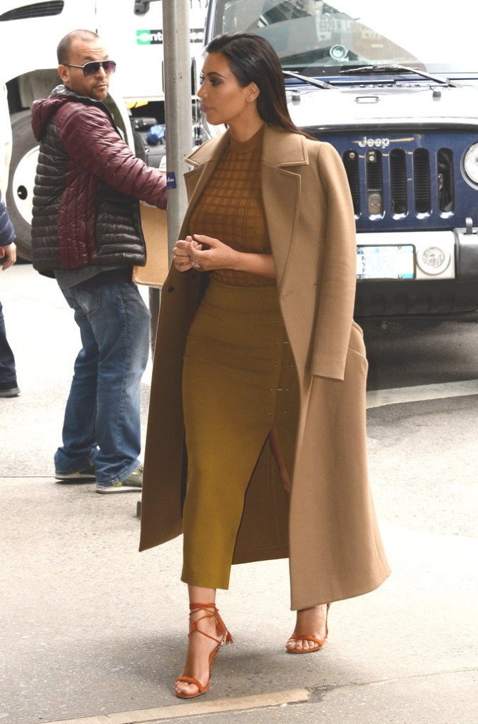 Ким в обтягивающем комплекте горчичного цвета