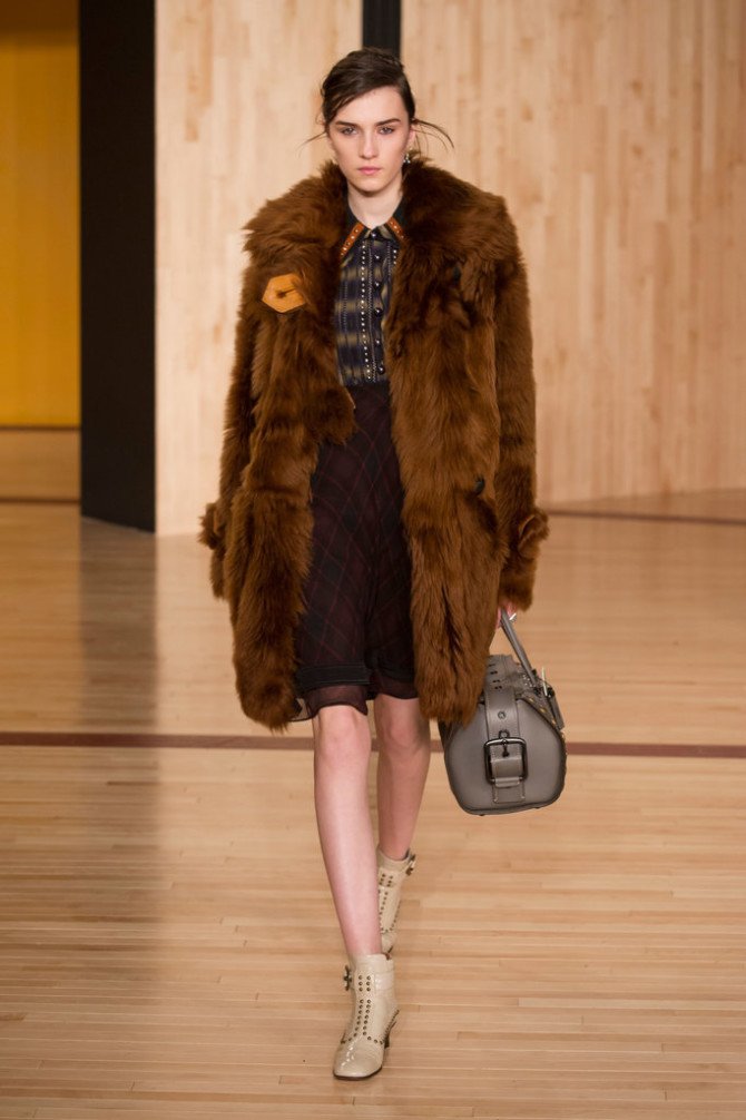 Модель на показе Coach