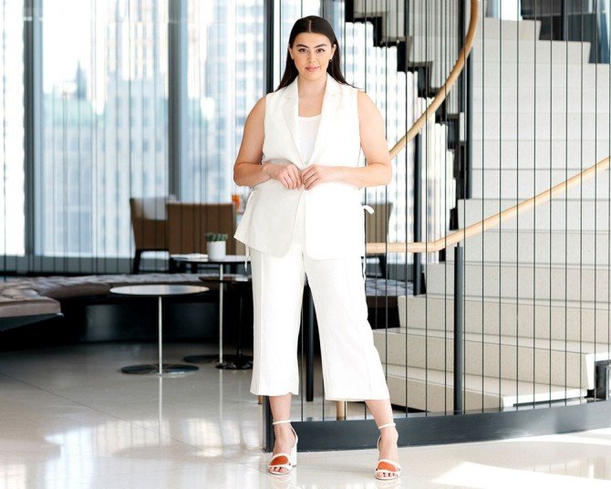 Лорен Чан в белом костюме