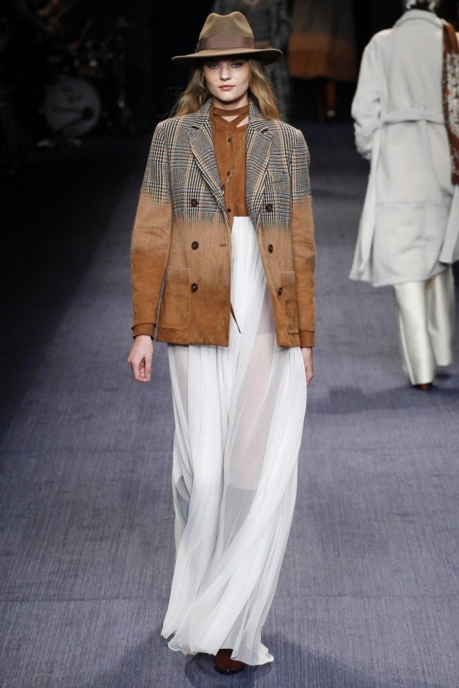 Модель на показе Trussardi