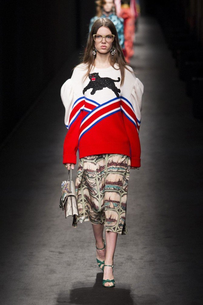 Модель в одежде от Gucci