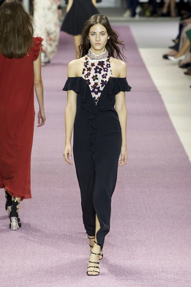 Модель в платье от Giambattista Valli