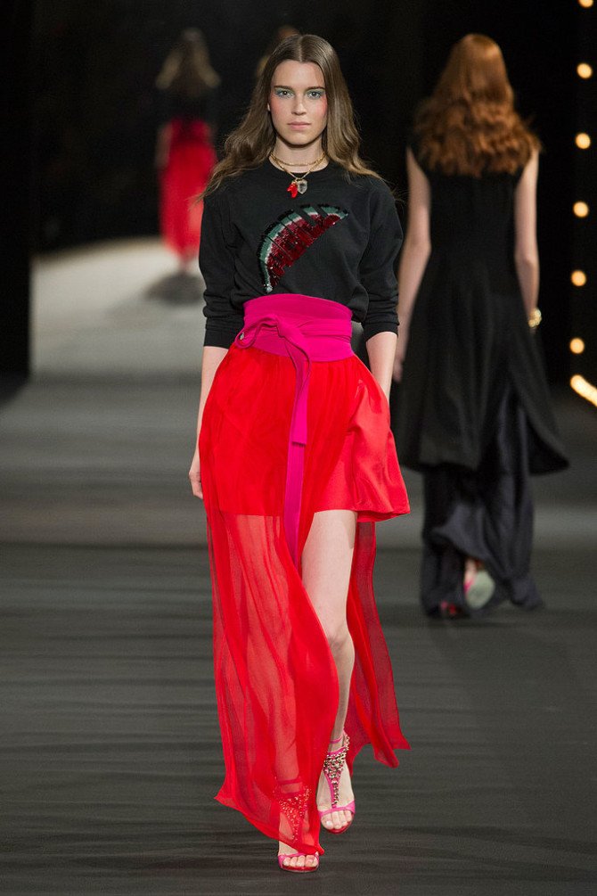 Модель в ярком наряде на показе Alexis Mabille