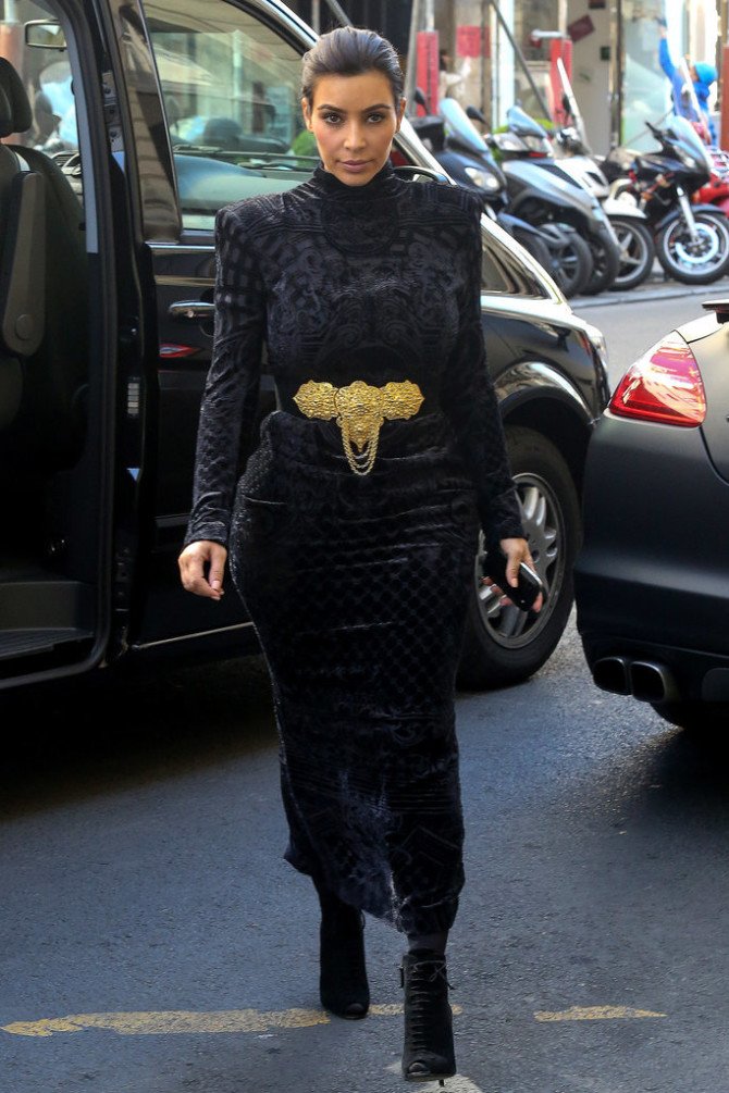 Чёрное бархатное платье с золотистым поясом на Ким