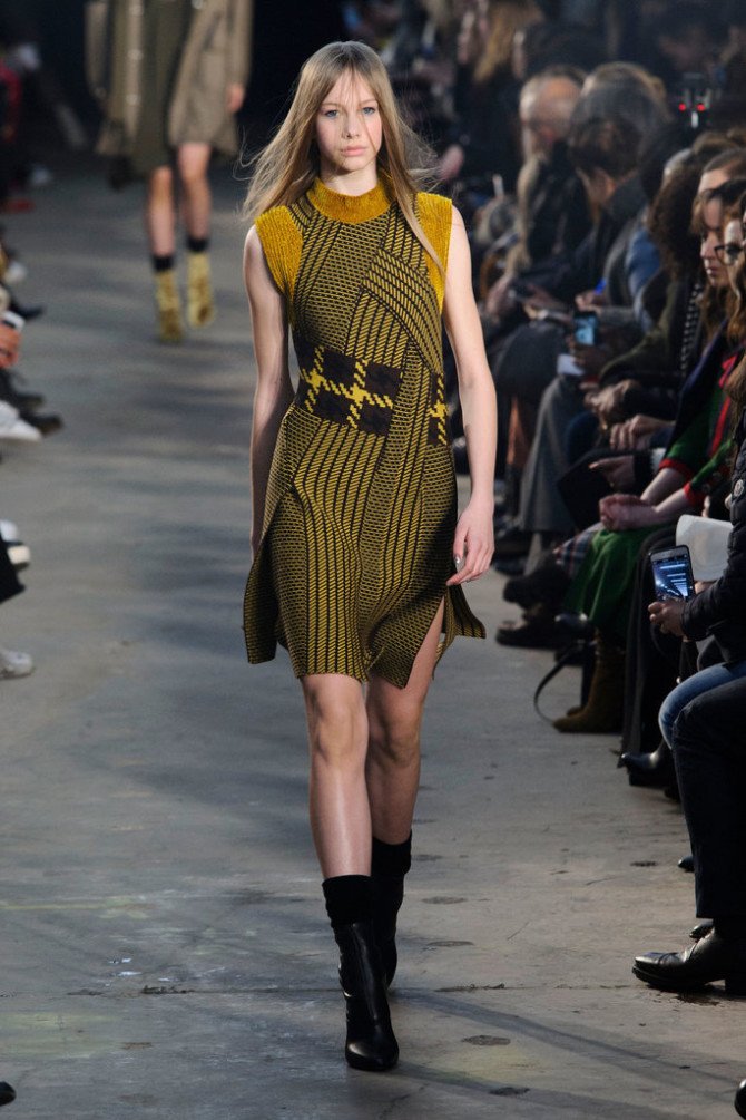 Модель на показе Phillip Lim