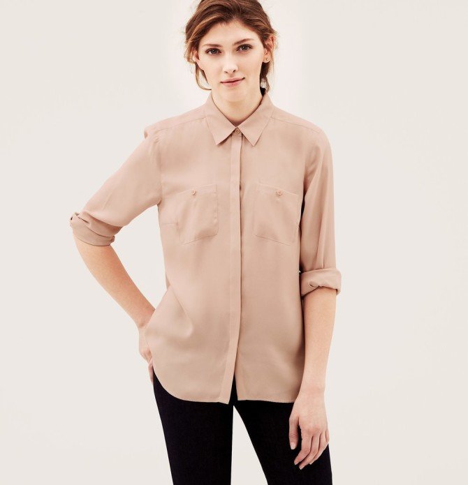 Шёлковая блузка на девушке