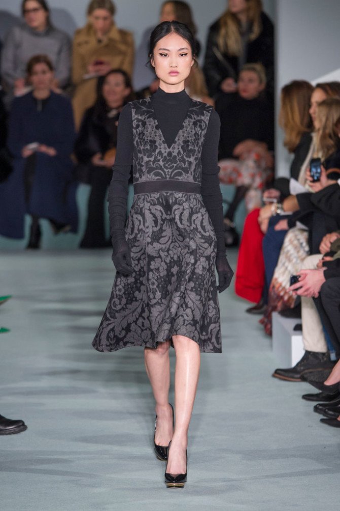 Модель на показе Oscar de la Renta