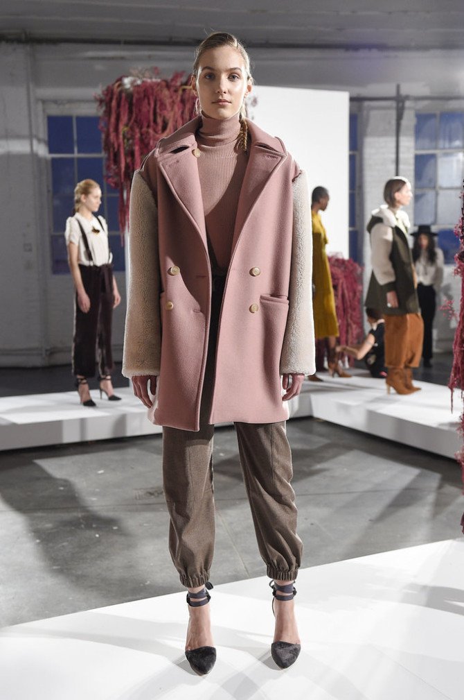 Модель на показе Ulla Johnson