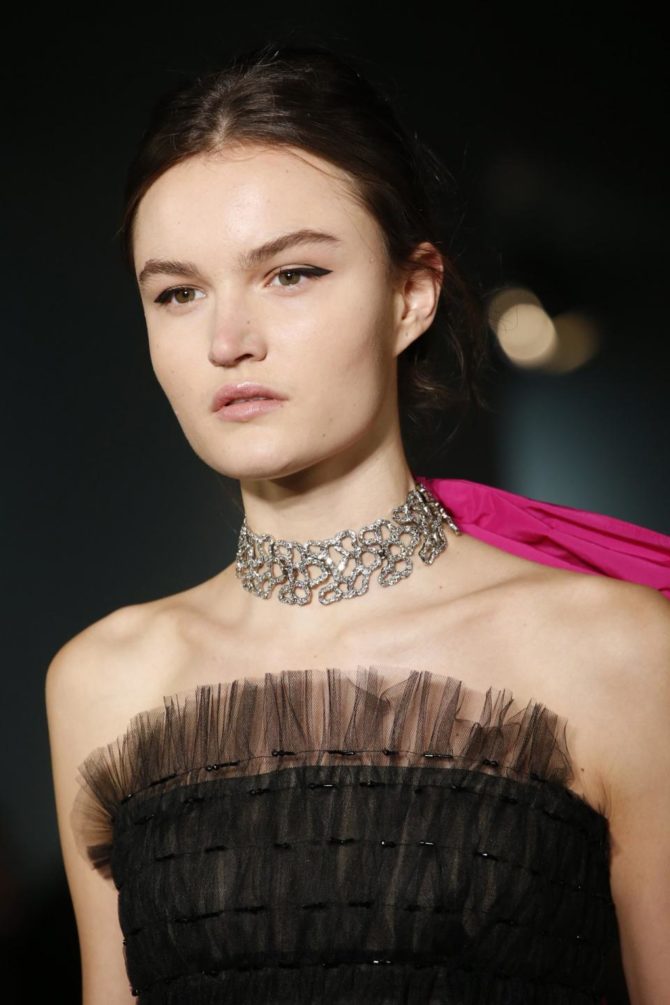 Модель в образе от Oscar de la Renta