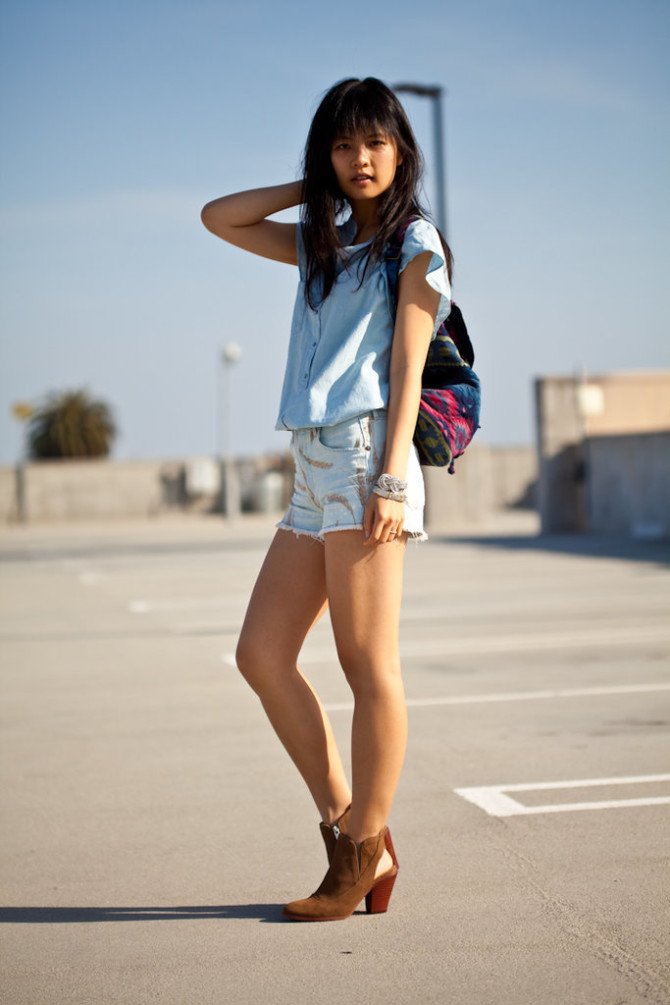 Девушка в джинсовых шортах