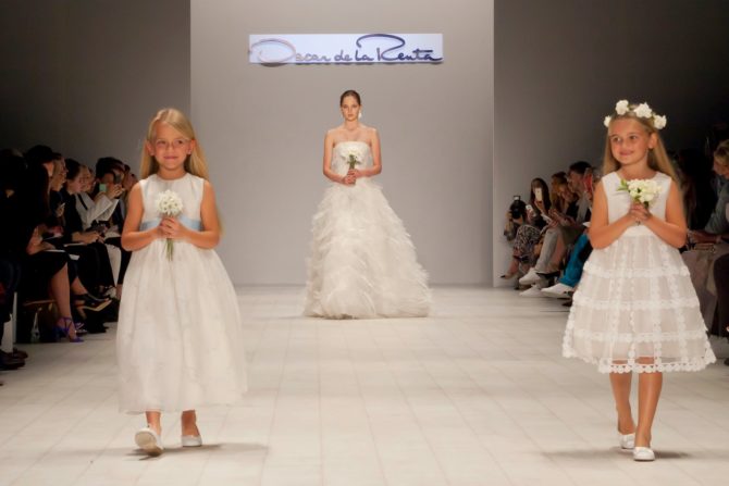 Модель в свадебном платье и две девочки на подиуме