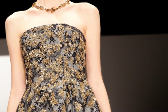 Платье от Oscar de la Renta с золотистой отделкой