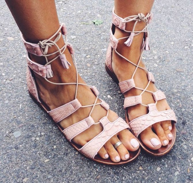Сандалии на шнуровке