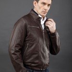 мужчина в тёмно коричневой куртке