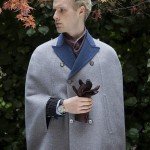 мужчина с трубкой в бежевом пальто