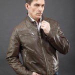 мужчина в коричневой куртке