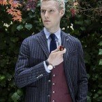 мужчина с трубкой в сером пиджаке