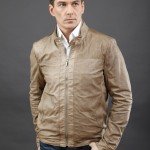 мужчина в светло коричневой куртке