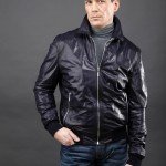 мужчина в черной куртке