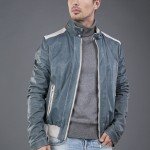 мужчина в синей куртке