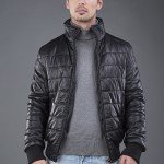 мужчина в черной куртке