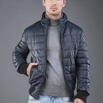 мужчина в тёмно-синей куртке