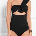 Модель в купальнике с открытым плечом