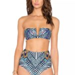 Модель в купальнике с тропическим рисунком